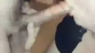 صفع قاس في الحمام: تشتكي بينما تبلغ ذروتها