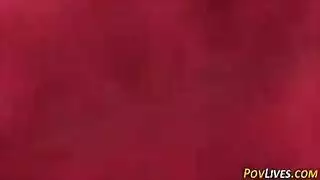 مراهقة شقراء تنحني على الطاولة لممارسة جنس مبكر