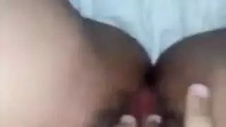 الثعلبة الجامحة تفتح ساقيها وتداعب فرجها الكثيف