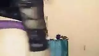 بنت بتفشخ أختها بحزام الزبر وبتخليها تصرخ الفيديو