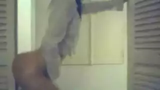 تلميذة شابة تمص وتنك قضيب مدرسها الكبير