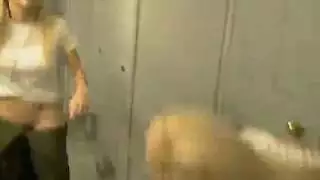 حركة مزدوجة طوال اليوم: دسار مزدوج لفتاتان متحمستان