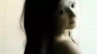 جلسة استمناء خفية في الحمام تم التقاطها بالكاميرا