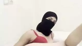 جميلة محجبة خجولة تلعب بفرجها وتجعله يتساقط