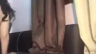 فتاة هندية غريبة تبلع قضيب عربي حتى الحلق أمام الكاميرا