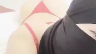 عاهرة مسلمة محجبة تتباهى بمؤخرتها الكبيرة المترهلة على الشاشة