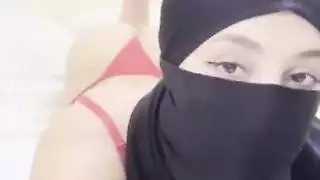 جماع بالأقدام من إلهة عربية منتقبة: مص للأصابع وجماع للباطن بوفرة