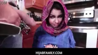 عاهرة عربية آدا سانشيز تتوسل لقضيب كبير في فمها