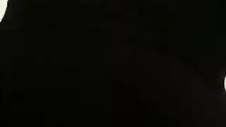 فتاة الكاميرا المحتاجة تبدأ بالاستمناء، تنتهي بممارسة جنس جماعي صباحي لأجل المال