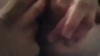 فتاة خنثى تلعب بقضيبها السميك