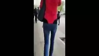 فتاة مجعدة الشعر مثيرة ذات أثداء ضخمة تلعب بكسها المشعر وتقذف بشدة