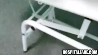 الطبيب يأخذ زبونته الجميلة لمضاجعة قاسية