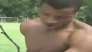 الفتى المفتول العضلات يضاجع فتاة صغيرة منحنية في حمام شقته البنتهاوس