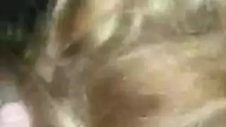 شقراء مراهقة تأخذ كل البوصة في فمها حتى ينفجر