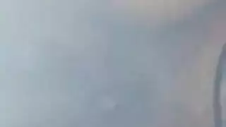 شقراء خبيرة بملابس صفراء تأخذ وجهًا منويًا