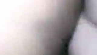 يتحول تدليك الفتاة السمراء الشبقية إلى جلسة اختراق عميق