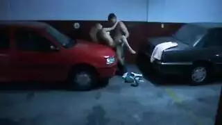 نيك عل واقف في مكان مهجور