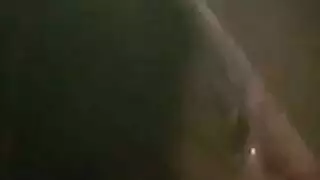 فتاة شقراء على الاريكة