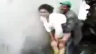 بنت لبنانية تتناك من عامل نظافة