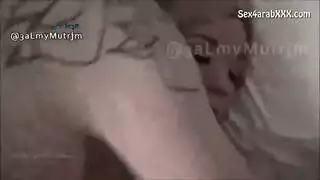 يفاجئ امه النائمه غي منطصف اليل في دخول زبه في كسها فجئه وهيا نائمه مترجم اخطصاب