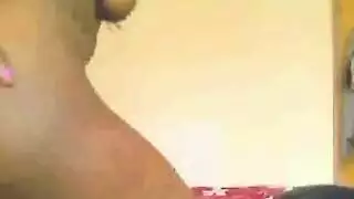 جميلة عارية تفتح ساقيها وتئن وهي تعبث بنفسها