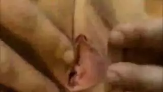 أم مثيرة ترتدي بيكيني تتباهى بحمالة الصدر والسروال الأسود للصباح الإباحي