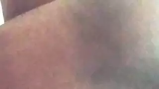 ملكة الإباحية السمراء تمط مؤخرتها بواسطة فحل روماني