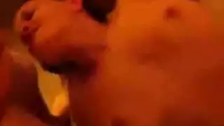 زوجة ساخنة مشتركة: الزوج يشاهد صديقه المقرب يضرب زوجته ذات الصدر الكبير