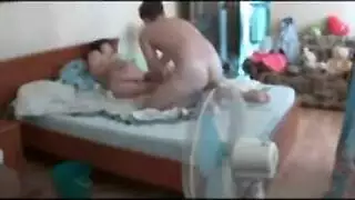فتاة فرنسية هاوية تمص وتتركب على قضيب كبير في مشهد إباحي للسائح