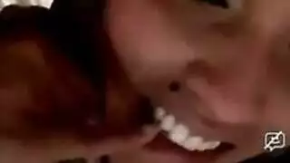 تستخدم تلك الأظافر الطويلة بينما يتم تثقيبها بعمق