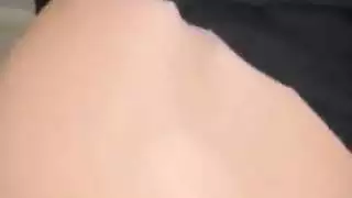 عربية مثيرة محجبة تأخذ قضيبًا كبيرًا في حمام مكان العمل