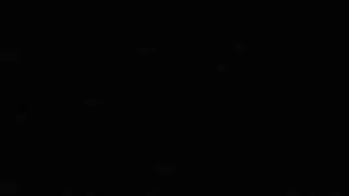 زوجان أبيضان هاويان: هي تبتلع عمود قضيبه بتقنية مثالية