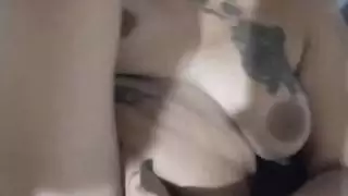 مقطع إباحي: فتاة لاتينية منحنية تُخترق بقضيب أسود كبير في أماكن ضيقة