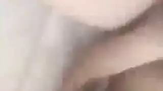 واحده تقلع الاندر ت