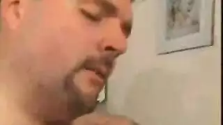 الفتى المراهق ريكي يُدفع بعمق