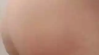 الهواة الشابة تأخذ قذفة سائلة بعد مص قضيب كبير