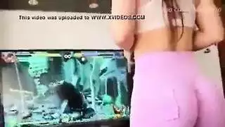 عاهرة بمؤخرة كبيرة تحصل على مهبلها ممتلئًا تحت السماء المفتوحة