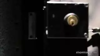 سكس الابن يغسل يده و يمسح مؤخرة امه