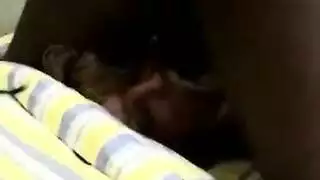 امرأة شقراء جميلة تحصل مارس الجنس في غرفة البلياردو الصغيرة التي تعيش فيها وتحبه