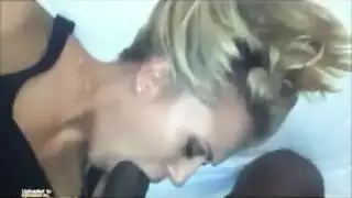 الشرموطة الفموية تبتلع الحمولة ثم تُملأ بقذف من زبر أسود كبير