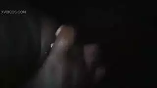 شاب يضرب ثديي ومؤخرة كبيرة لفتاة سمراء جميلة