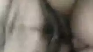 يضحك غريب لسان