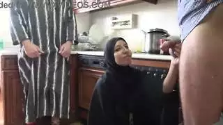 ديوت ياتي بجاره يمص بزاز زوجته وينيكها امامه