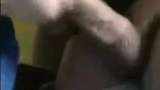 شقراء خبيرة تبلع زبًا ضخمًا وتحلب منه حمولته