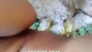 داخل يدها بطيزها