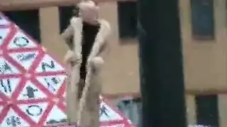 كارينا كابور يتم وجهها وإغراقها بالسائل المنوي