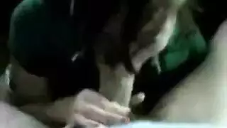 فعل نيك فموي عميق مليء باللعاب مع عاهرة رائعة