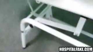 جلسة جنس في العيادة: طبيب يملأ المريضة بقضيبه