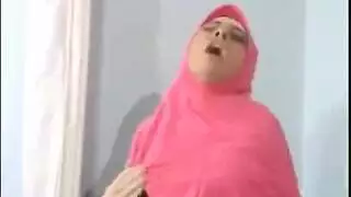 فتاة محجبة تأخذ جماع مزدوج صارم في مشهد إباحي