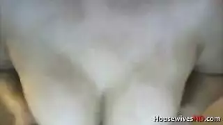 عاهرة التاكسي تمص في الشارع وتأخذه في مؤخرتها